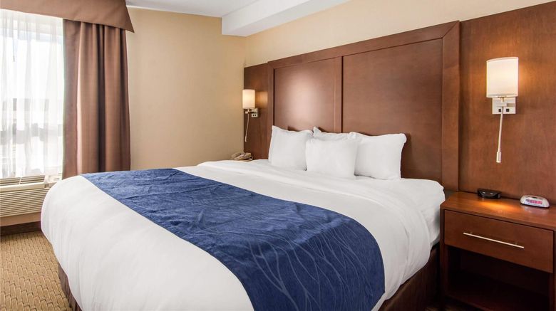 <b>Comfort Inn and Suites Medicine Hat Suite</b>. Images powered by <a href="https://iceportal.shijigroup.com/" title="IcePortal" target="_blank">IcePortal</a>.