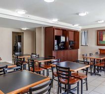 Econo Lodge Inn & Suites Exterior