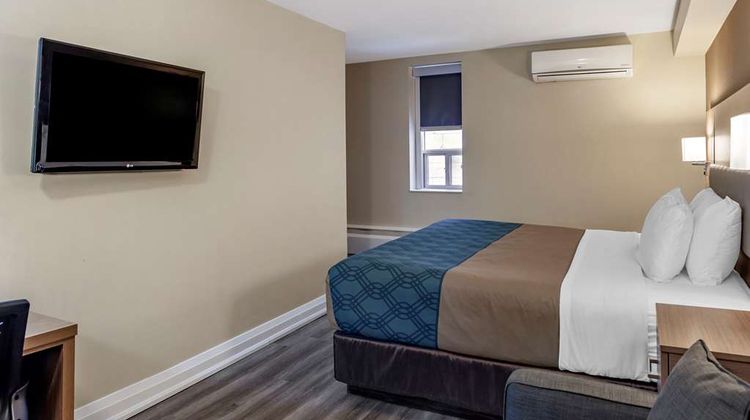 Econo Lodge Inn & Suites Room