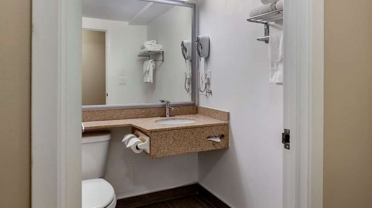 Econo Lodge Inn & Suites Room