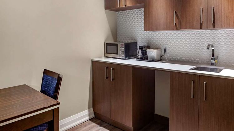 Econo Lodge Inn & Suites Room