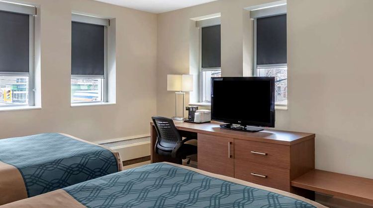 Econo Lodge Inn & Suites Room