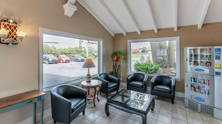 Econo Lodge Montreal-Brossard Lobby