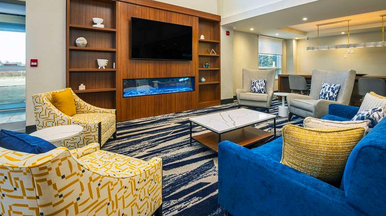 <b>Comfort Inn & Suites Lobby</b>. Images powered by <a href="https://iceportal.shijigroup.com/" title="IcePortal" target="_blank">IcePortal</a>.