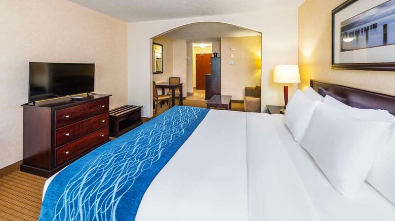<b>Comfort Inn & Suites Suite</b>. Images powered by <a href="https://iceportal.shijigroup.com/" title="IcePortal" target="_blank">IcePortal</a>.