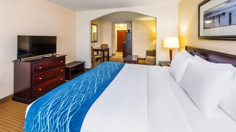 <b>Comfort Inn & Suites Suite</b>. Images powered by <a href="https://iceportal.shijigroup.com/" title="IcePortal" target="_blank">IcePortal</a>.