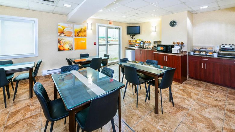<b>Comfort Inn & Suites Restaurant</b>. Images powered by <a href="https://iceportal.shijigroup.com/" title="IcePortal" target="_blank">IcePortal</a>.