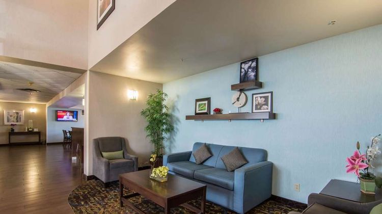 Comfort Inn & Suites Airport Lobby