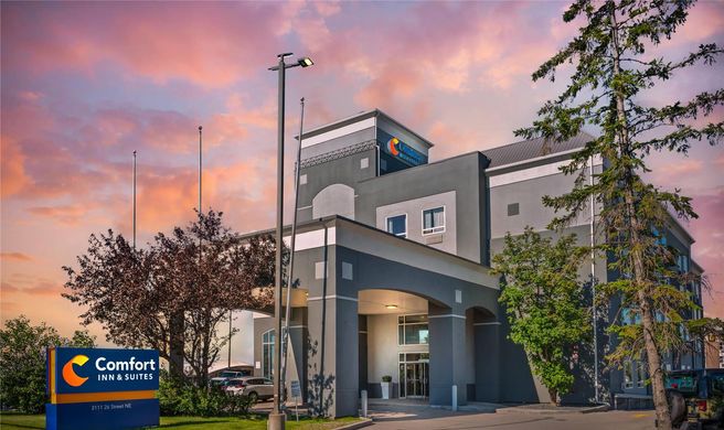 Comfort Inn & Suites Airport Exterior