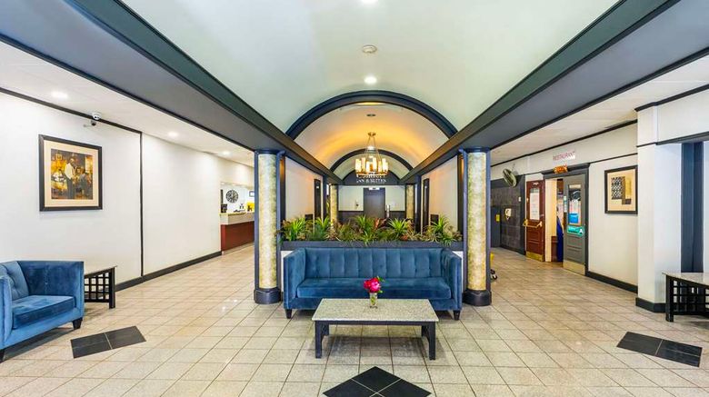 <b>Comfort Inns & Suites Lobby</b>. Images powered by <a href="https://iceportal.shijigroup.com/" title="IcePortal" target="_blank">IcePortal</a>.