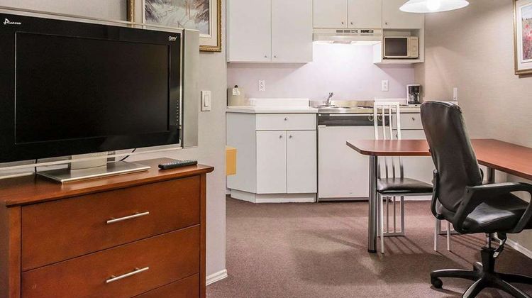 Quality Suites Ste Anne de Beaupre Room
