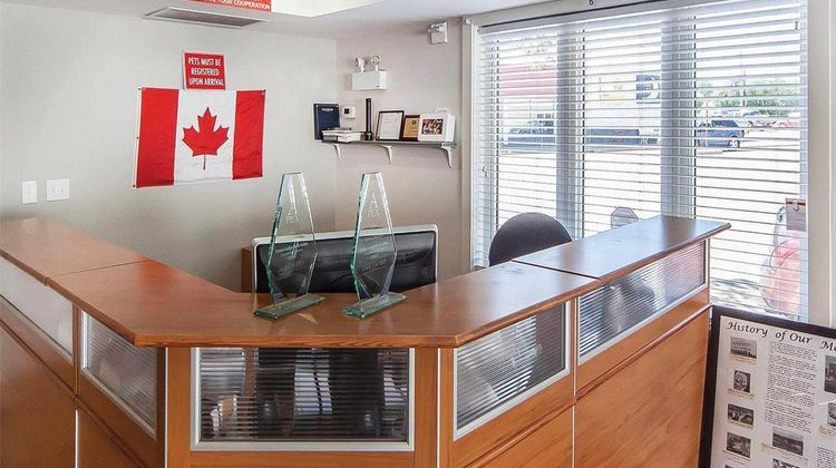 Econo Lodge and Suites Drumheller Lobby