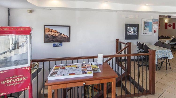 Econo Lodge and Suites Drumheller Lobby