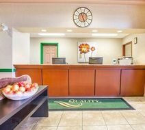 Quality Inn & Suites Lethbridge Lobby