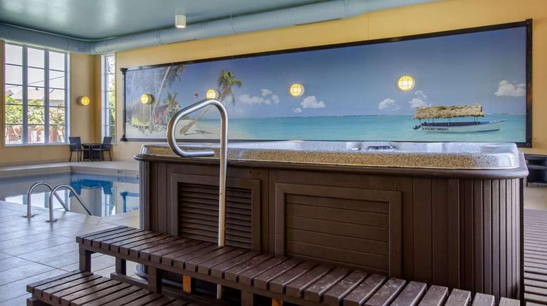<b>Comfort Inn & Suites Saint-Nicolas Pool</b>. Images powered by <a href="https://iceportal.shijigroup.com/" title="IcePortal" target="_blank">IcePortal</a>.