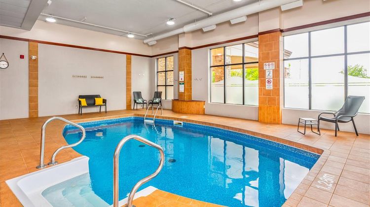 Quality Inn & Suites Levis Pool