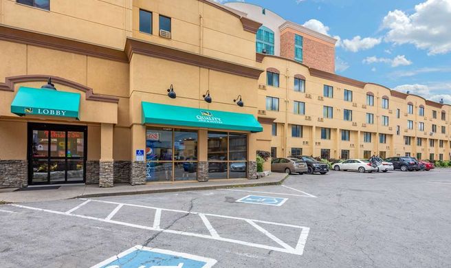Quality Inn and Suites Exterior