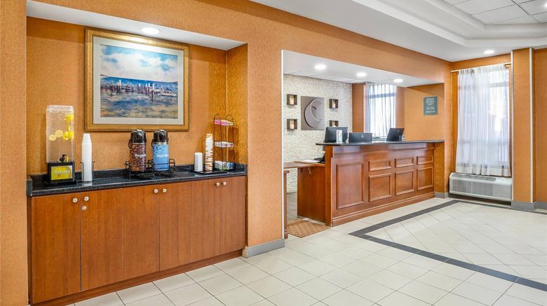 <b>Comfort Inn Mississauga Lobby</b>. Images powered by <a href="https://iceportal.shijigroup.com/" title="IcePortal" target="_blank">IcePortal</a>.