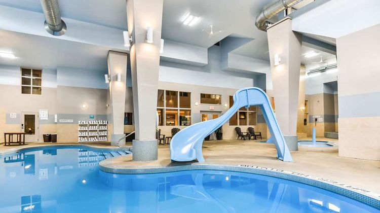 Comfort Inn & Suites Ambassador Bridge Pool