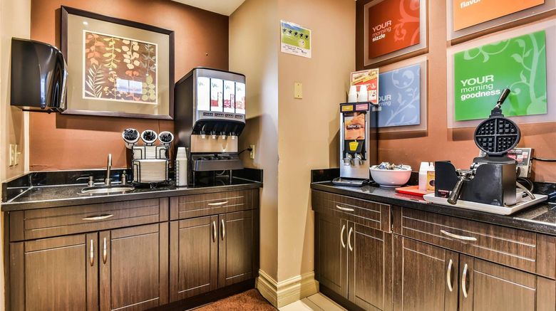 <b>Comfort Inn & Suites Ambassador Bridge Restaurant</b>. Images powered by <a href="https://iceportal.shijigroup.com/" title="IcePortal" target="_blank">IcePortal</a>.