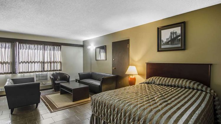Econo Lodge Lloydminster Room