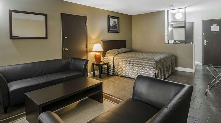 Econo Lodge Lloydminster Room