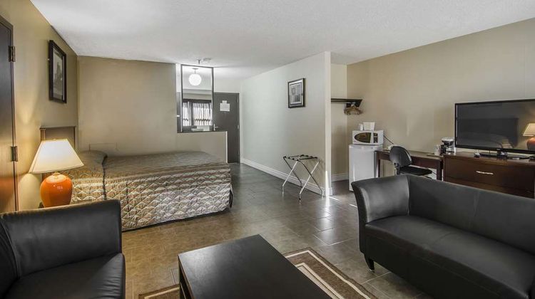 Econo Lodge Lloydminster Room
