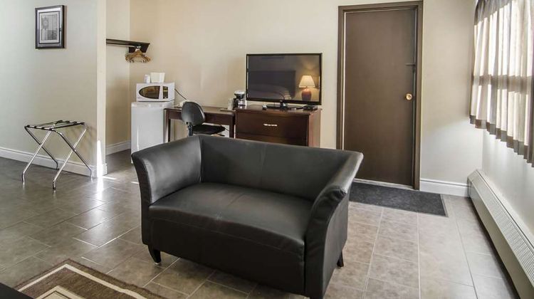 Econo Lodge Lloydminster Room