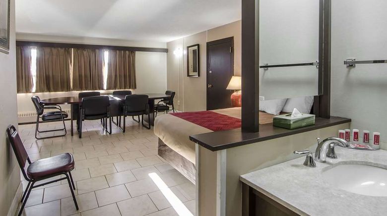 <b>Econo Lodge Room</b>. Images powered by <a href="https://iceportal.shijigroup.com/" title="IcePortal" target="_blank">IcePortal</a>.