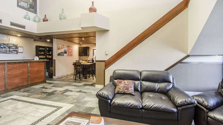 Econo Lodge Lloydminster Lobby