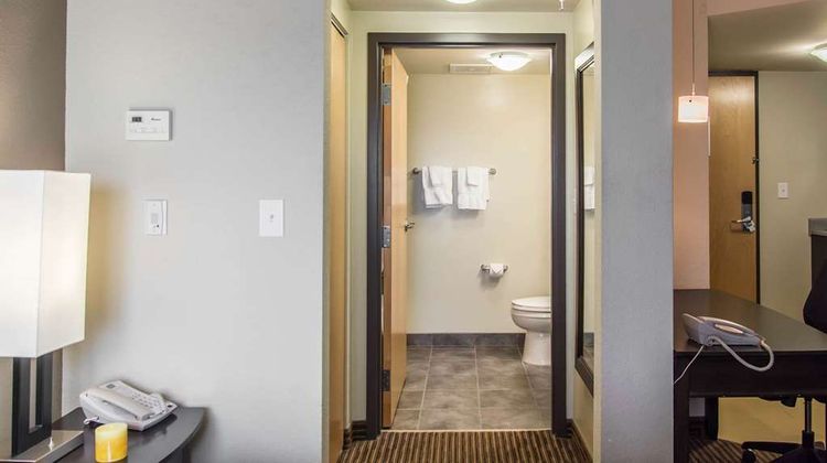 MainStay Suites Winnipeg Room