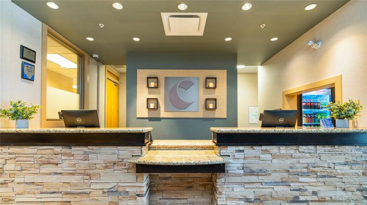 Comfort Inn & Suites Surrey Lobby