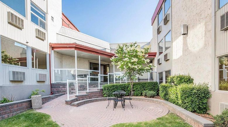 <b>Quality Inn North Hill Pool</b>. Images powered by <a href="https://iceportal.shijigroup.com/" title="IcePortal" target="_blank">IcePortal</a>.