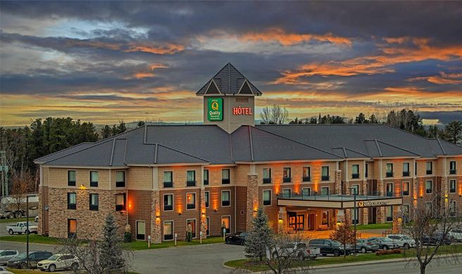 Quality Inn & Suites Val d'Or Exterior