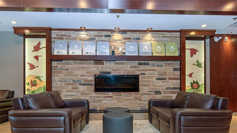 <b>Quality Inn & Suites Val d'Or Lobby</b>. Images powered by <a href="https://iceportal.shijigroup.com/" title="IcePortal" target="_blank">IcePortal</a>.