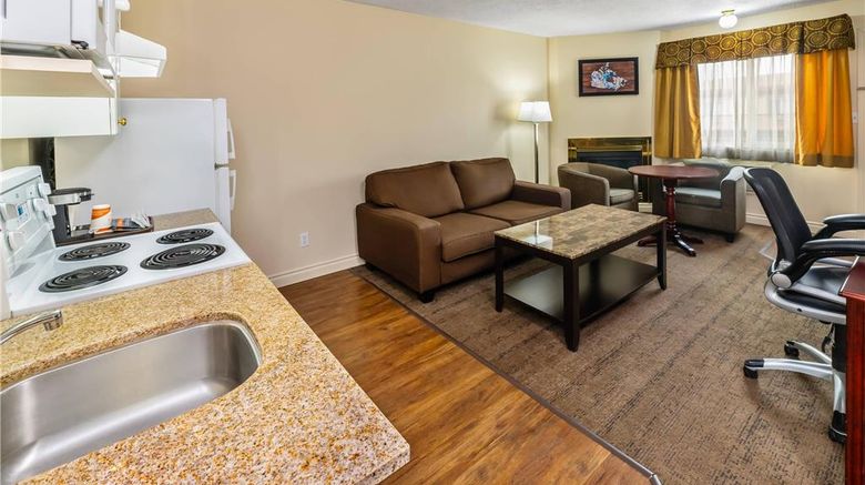 <b>Econo Lodge Inn & Suites-High Level Suite</b>. Images powered by <a href="https://iceportal.shijigroup.com/" title="IcePortal" target="_blank">IcePortal</a>.