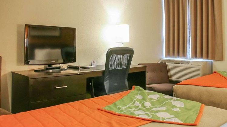 Clarion Pointe Room
