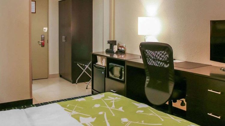 Clarion Pointe Room