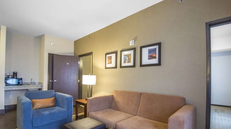<b>Comfort Suites Saskatoon Room</b>. Images powered by <a href="https://iceportal.shijigroup.com/" title="IcePortal" target="_blank">IcePortal</a>.