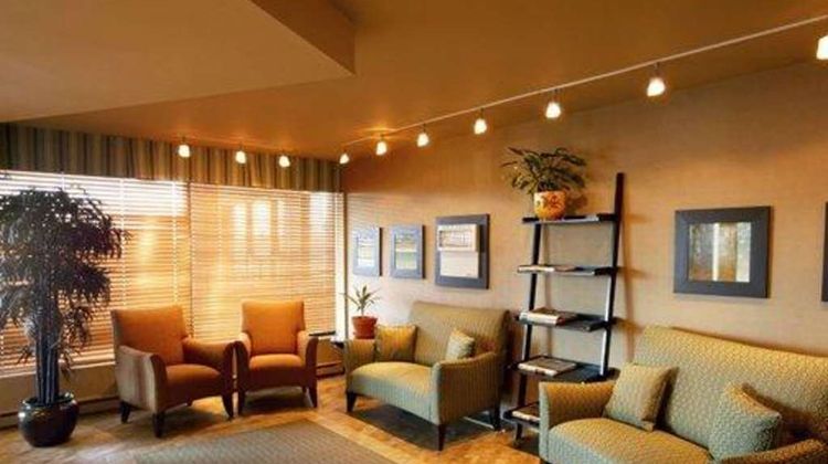 Quality Inn & Suites PE Trudeau Arpt Lobby