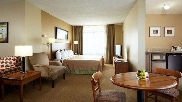 Quality Inn & Suites PE Trudeau Arpt Suite