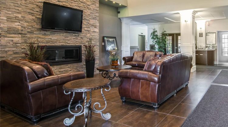 Comfort Inn & Suites Fort Saskatchewan Lobby