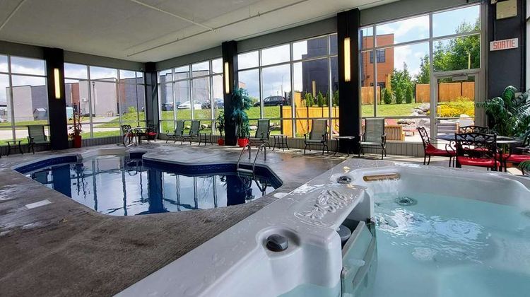 Quality Inn & Suites Pool