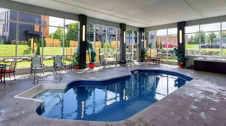 Quality Inn & Suites Pool