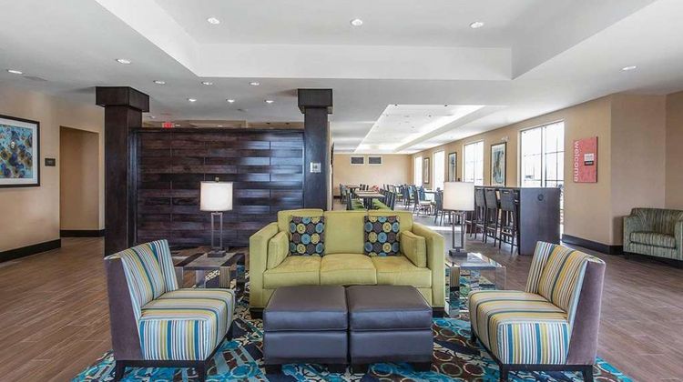 Comfort Inn & Suites Calgary Lobby