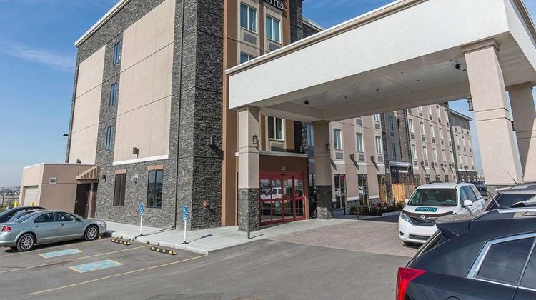 Comfort Inn & Suites Calgary Exterior