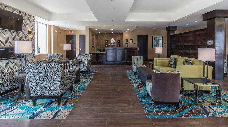 Comfort Inn & Suites Calgary Lobby