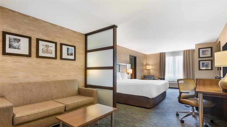 <b>Comfort Inn & Suites Calgary Suite</b>. Images powered by <a href="https://iceportal.shijigroup.com/" title="IcePortal" target="_blank">IcePortal</a>.