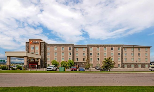 Comfort Inn & Suites Calgary Exterior