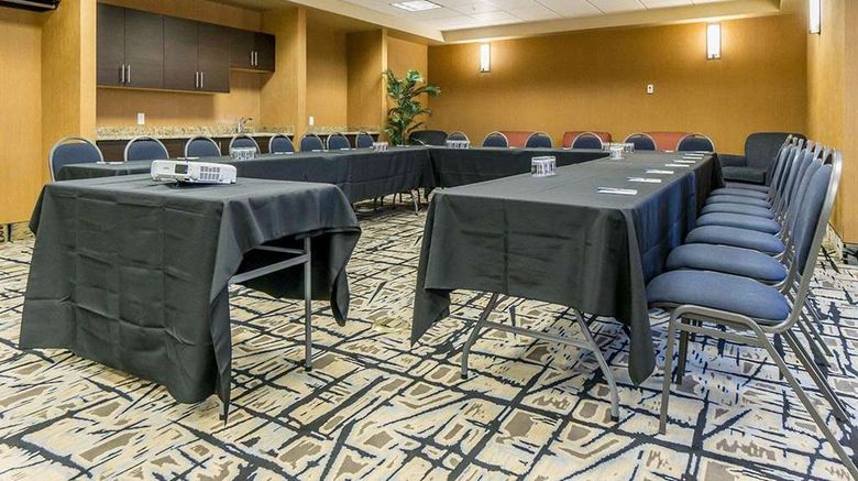<b>Comfort Inn & Suites Edmonton Intl Meeting</b>. Images powered by <a href="https://iceportal.shijigroup.com/" title="IcePortal" target="_blank">IcePortal</a>.
